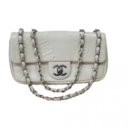 Chanel Petit sac à rabat en cuir embossé blanc Symboles précieux