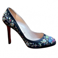 Christian Louboutin Vintage-Pumps aus besticktem Satin mit Blumenmuster!