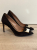 Hugo Boss Schwarze Wildlederpumps