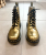 Dr. Martens Goldene Stiefel