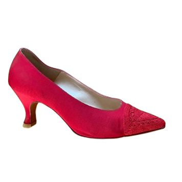 Bruno Magli Rote Pumps mit Vintage-Stickerei!